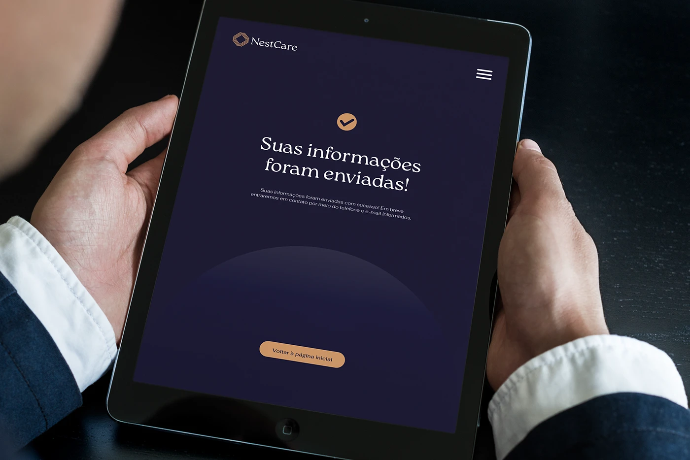 Tablet exibindo interface digital da NestCare