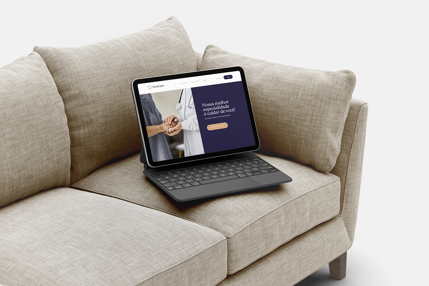 Notebook sobre sofá exibindo o site da NestCare